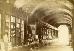 La librairie Marpon et Flammarion sous les arcades de l’Odéon [1886]. Archives Flammarion