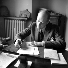 Pierre Drieu la Rochelle corrigeant les épreuves de La NRF, vers 1941. Archives Éditions Gallimard