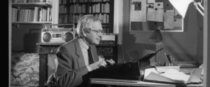 Roger Grenier à son bureau. Coll. part.