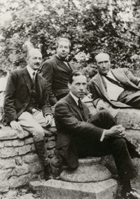 Jean Schlumberger, Roger Martin du Gard, Jacques Rivière et André Gide à Pontigny en août 1922. Coll. part.
