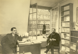 Jean Paulhan, Germaine Pascal et Benjamin Crémieux dans le bureau de La NRF, 1931. Photo Henri Manuel. Archives Éditions Gallimard