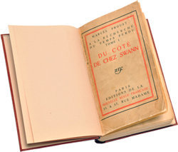 Recouvrure par Gallimard de l'édition Grasset de Du côté de chez Swann de Marcel Proust, 1917. Archives Éditions Gallimard