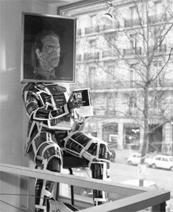 « L'homme-livre », installation en vitrine de La Pochade, bd Saint-Germain (Paris), à l'occasion de l'exposition célébrant la parution du n° 1000 de la Série Noire, février 1966. Archives Éditions Gallimard