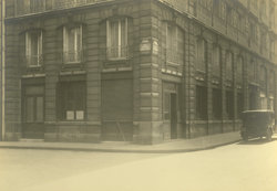 35 & 37, rue Madame, siège des Éditions de la NRF de 1912 à 1921. Photo Henri Manuel. Archives Éditions Gallimard