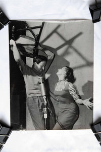 Boris Vian et Magali Noël pendant l’enregistrement de la chanson Fais-moi mal, Johnny.
